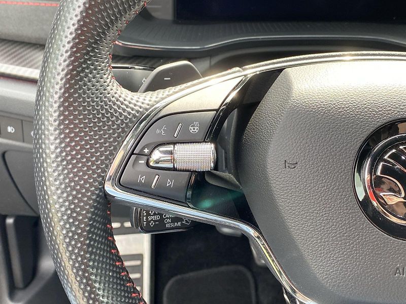 Škoda Octavia (2024) Combi 1.4 TSI iV DSG RS - fotka 19 z 35