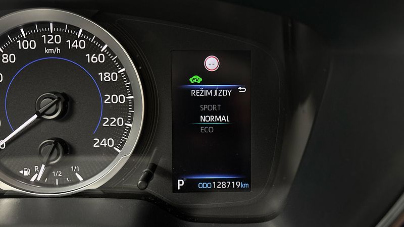 Toyota Corolla 1.8 Hybrid AUT Active Sedan - fotka 24 z 24