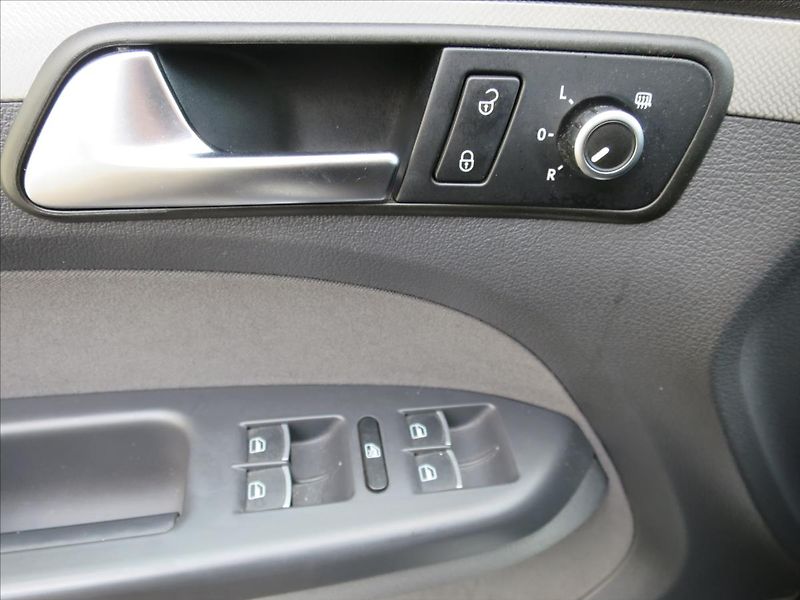 Volkswagen Touran 1,4  TSI MATCH - fotka 14 z 34