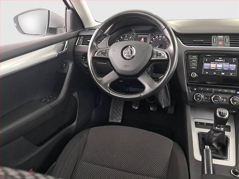 Škoda Octavia (2014) 1.2 TSI, Navi, Park. senzory - fotka 7 z 19
