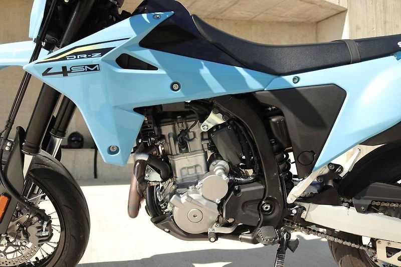 DR-Z4SM je čistokrevný silniční motard, jakých dnes na trhu mnoho nenajdete.