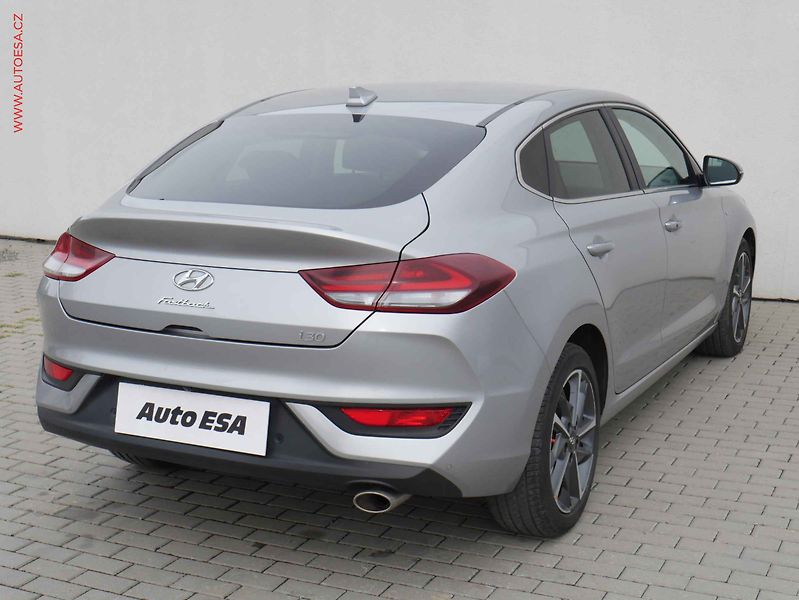 Hyundai i30 (2022) 1.5 T-GDi FastBack, 1.maj,ČR - fotka 4 z 21
