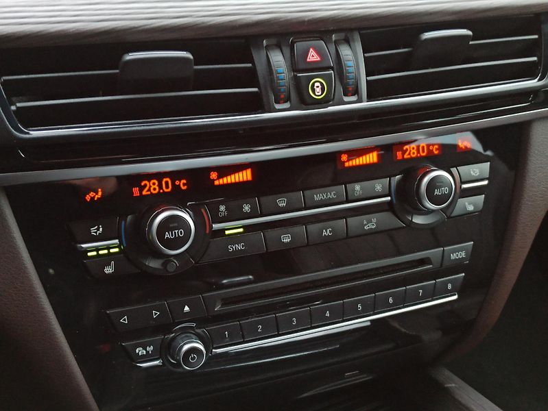 BMW X5 xDRIVE 30d 190kW ČR - fotka 25 z 31