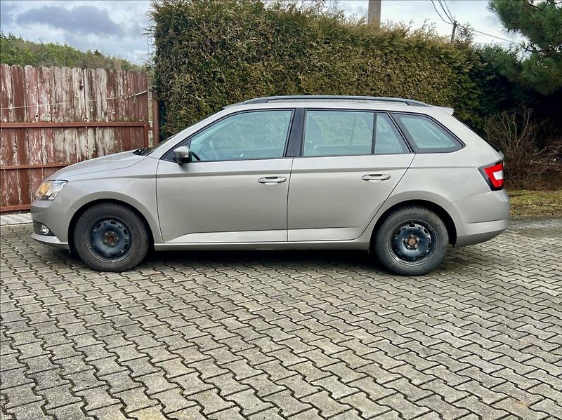Škoda Fabia 1,0 MPI / KLIMA - fotka 2 z 37