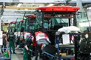 Český výrobce Zetor slaví 80 let od doby, co z montážní linky sjel první traktor. Na snímku je pohled na výrobní linku Zetoru.