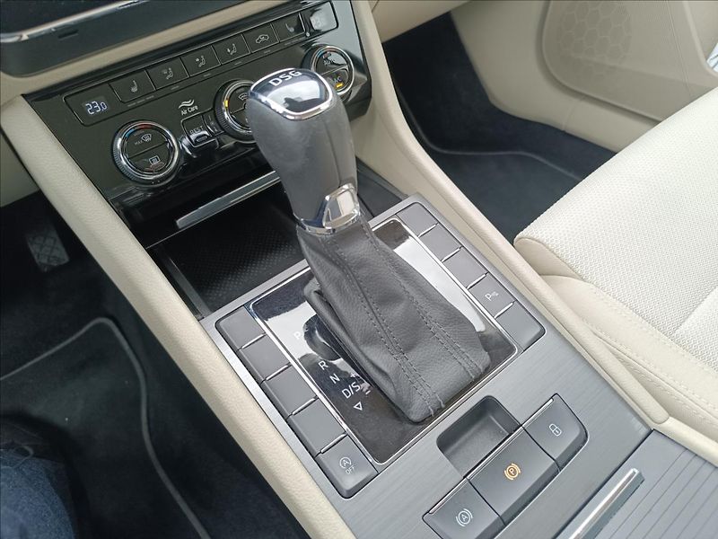 Škoda Superb 2,0 TDi DSG Style - fotka 15 z 19