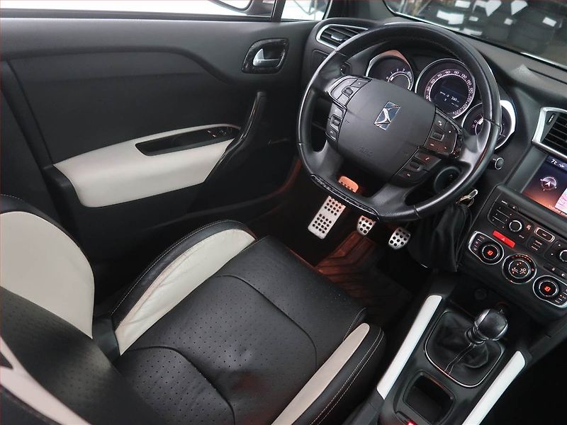 Citroën DS4 (2011) 2.0 BlueHDI, Navi, Xenony - fotka 7 z 21