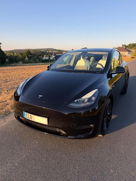 Tesla Model Y (2023) - fotka 2 z 13