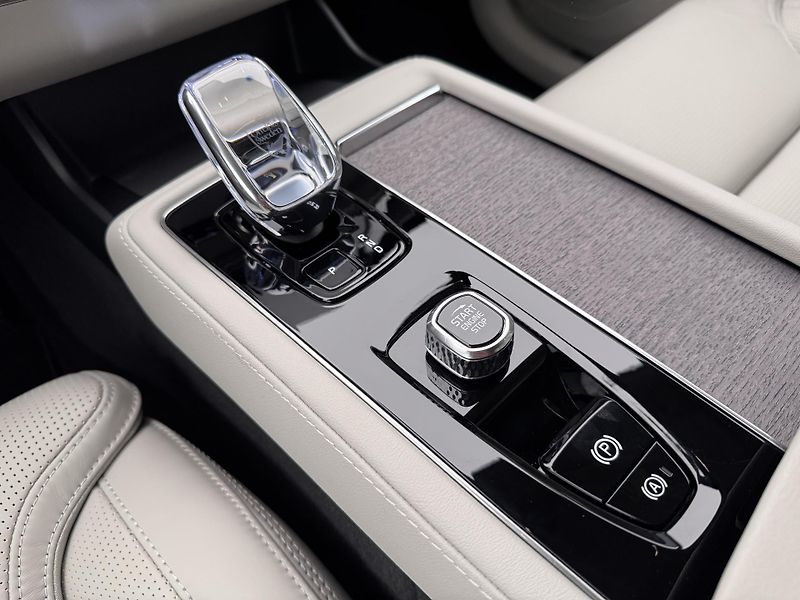 Volvo XC90 (2026) B5 AWD AUT DARK PLUS 7-míst - fotka 23 z 25