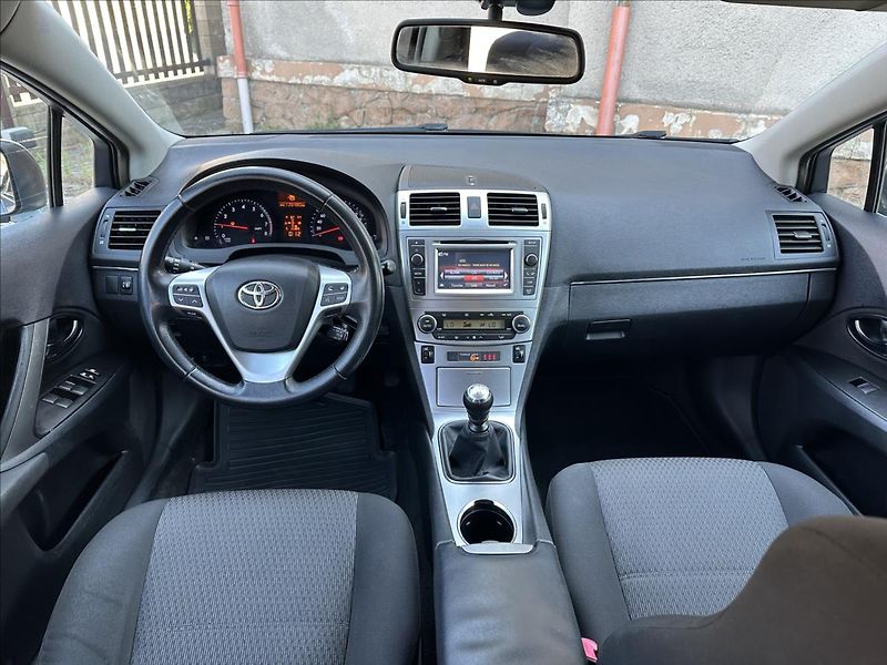 Toyota Avensis 1,8 TAŽNÉ - fotka 14 z 27