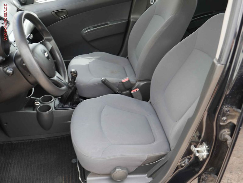 Chevrolet Spark (2011) 1.0i, AC - fotka 9 z 15