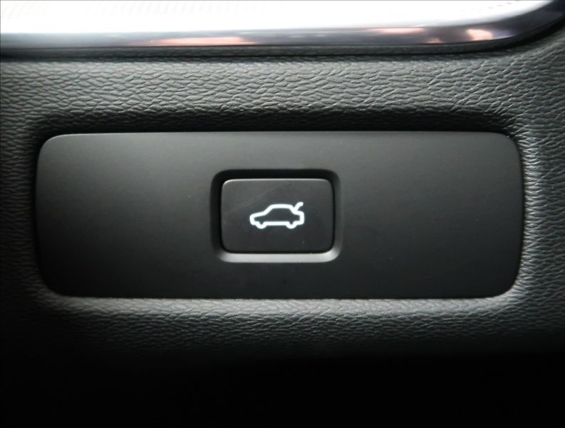 Volvo XC60 2,0 B4 AWD PLUS DARK 1. MAJ ČR - fotka 21 z 55