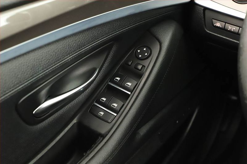 BMW Řada 5 (2013) 530d, Automat, Navi, Xenony - fotka 16 z 20