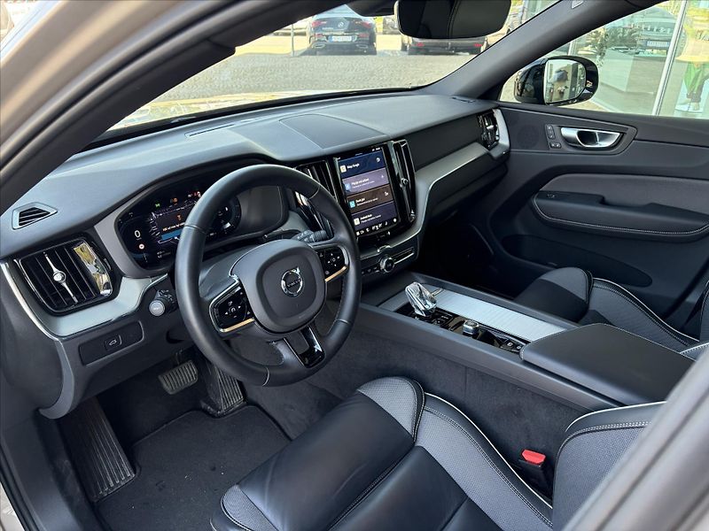 Volvo XC60 2,0   B4 AWD Dark PLUS - fotka 4 z 32