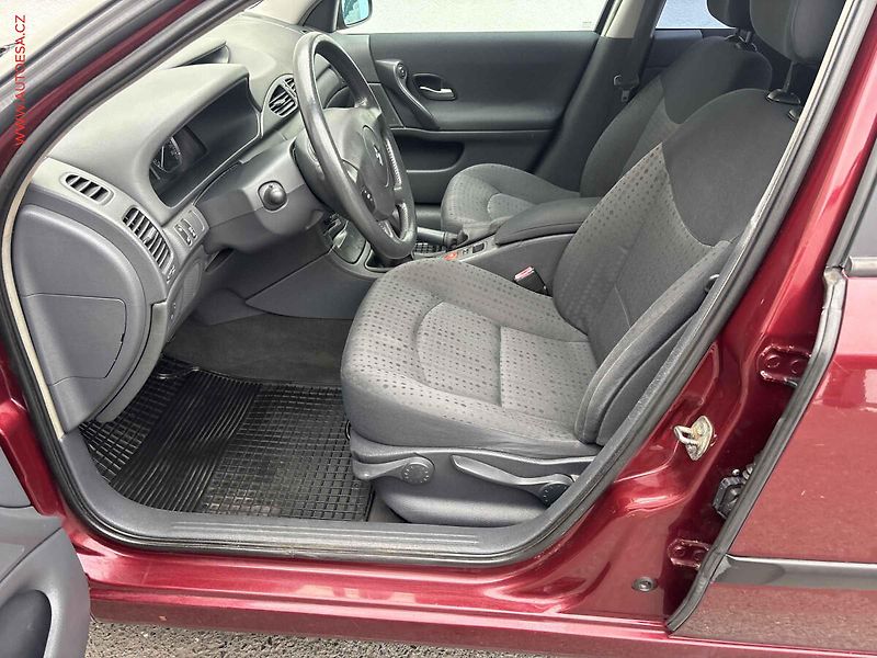 Renault Laguna (2004) 1.6i - fotka 9 z 17
