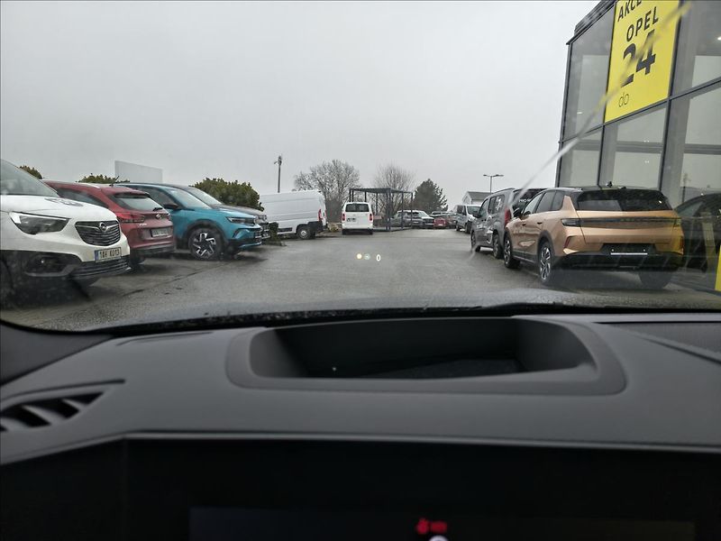 Opel Astra 1,2   GS line 130K - fotka 19 z 22