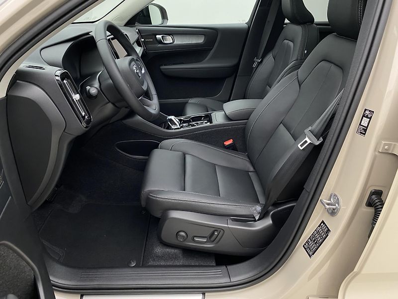 Volvo XC40 (2026) B3 AUT DARK ULTRA - fotka 3 z 66