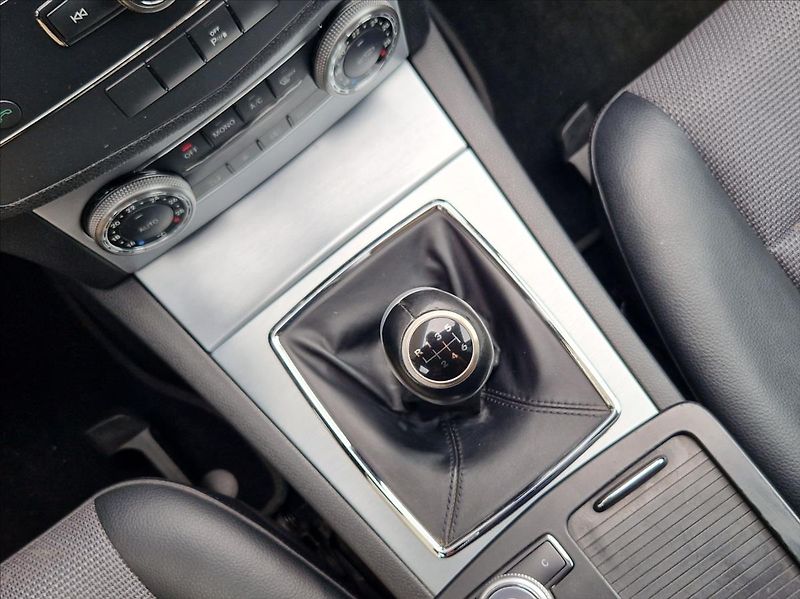 Mercedes-Benz Třídy C 2,2 CDI AVANTGARDE MAN TOPSTAV - fotka 31 z 36