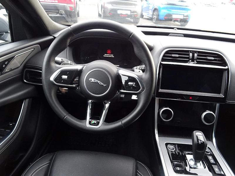 Jaguar XE D180 R - Dynamic SE - fotka 19 z 47