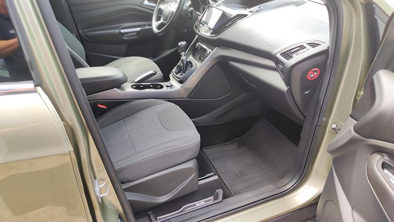 Ford Kuga (2014) - fotka 17 z 23