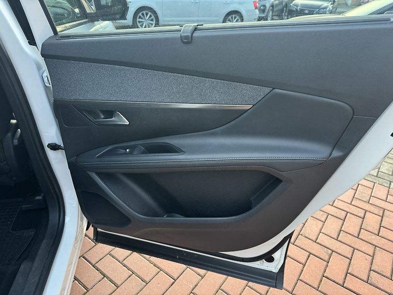 Peugeot 5008 (2020) 1.5 BlueHDi GT-Line LED Kamera - fotka 19 z 50