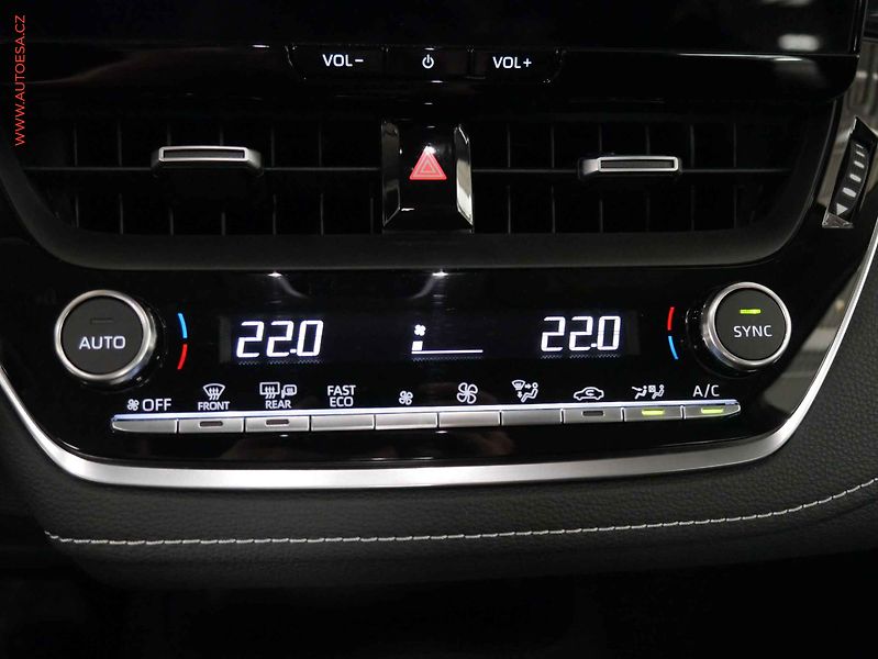 Toyota Corolla (2024) 1.5, 2.maj,ČR, AC, park. - fotka 17 z 20