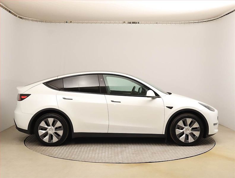 Tesla Model Y (2024) Long Range AWD 79kWh, SoH 95% - fotka 6 z 30