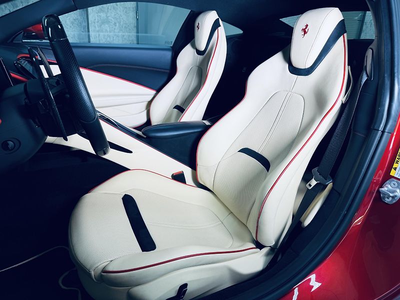 Ferrari Roma (2021) FULL CARBON MAX VÝB ZÁRUKA - fotka 25 z 30