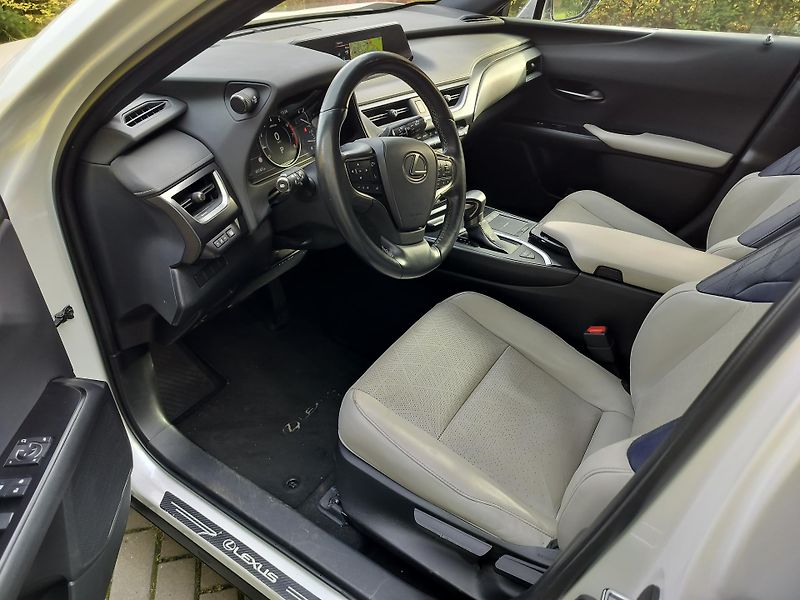 Lexus UX 250h black-white edition, kůže - fotka 9 z 25