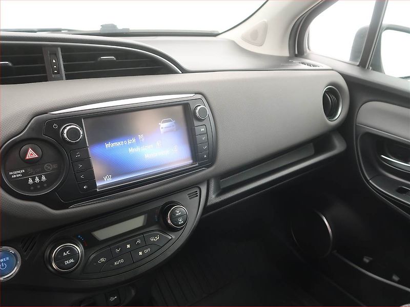 Toyota Yaris (2015) 1.5 Hybrid, Automat - fotka 10 z 14
