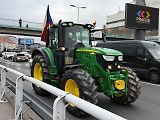 Traktory a další stroje při protestech zemědělců v Praze - 7. března 2014 - traktor značky John Deere