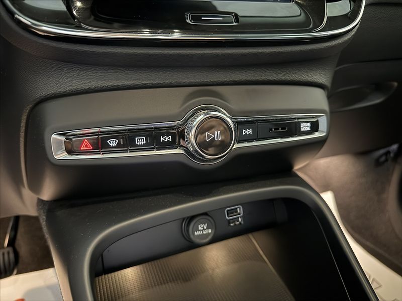 Volvo XC40 2,0   B4 AWD MOMENTUM DPH - fotka 17 z 35