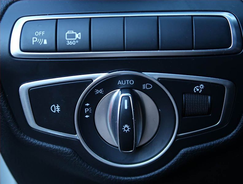 Mercedes-Benz GLC (2018) AMG line 250 d 4MATIC - fotka 23 z 24