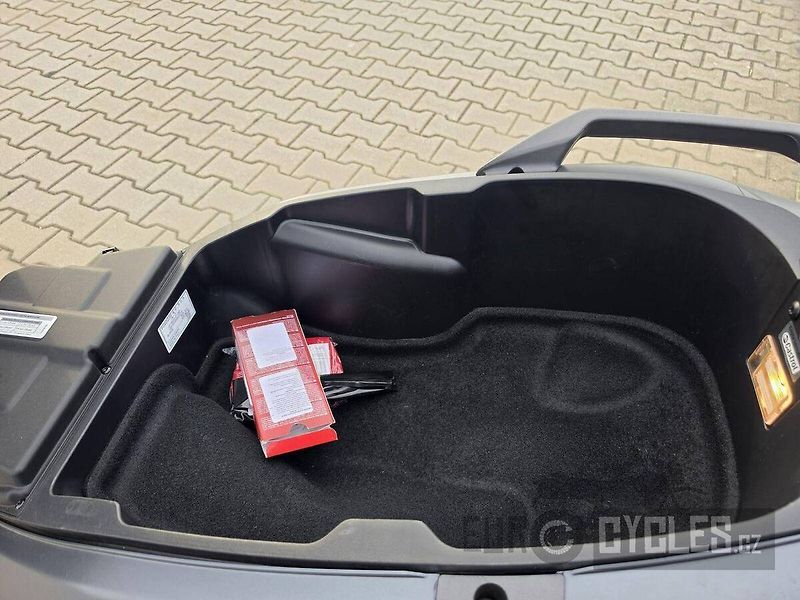 Piaggio MP3 530 Exclusive (2024) - fotka 19 z 20