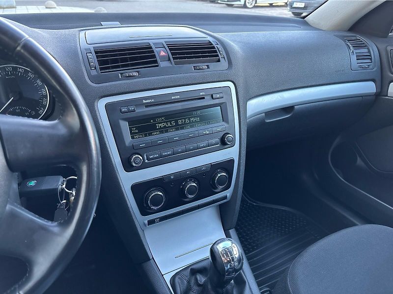 Škoda Octavia 1.6 MPi 75kW Ambiente Plus - fotka 15 z 29