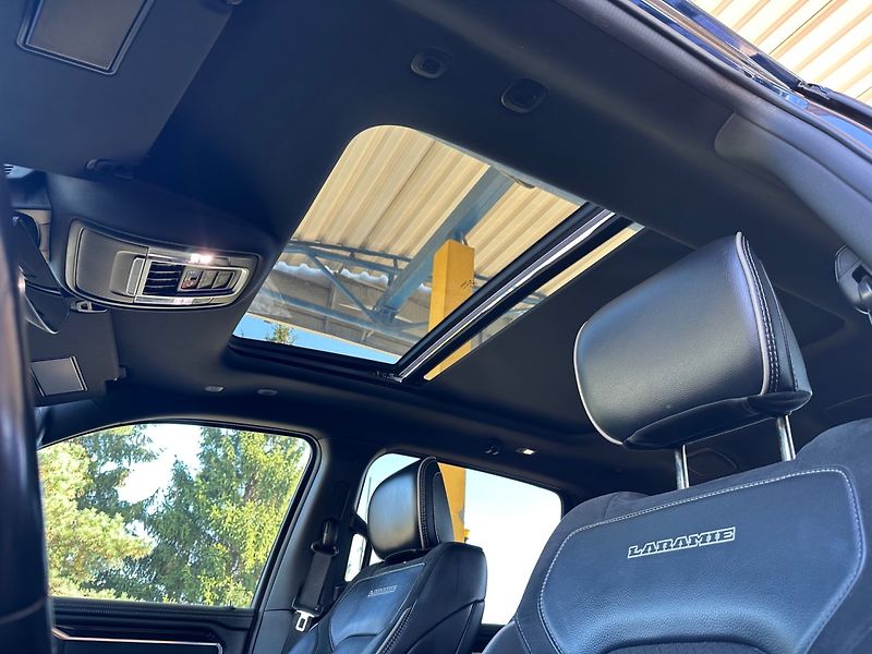 RAM 1500 (2021) 5.7HEMI V8 LARAMIE SPORT - fotka 23 z 30