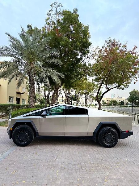 Tesla Cybertruck (2024) Jeden z prvních v ČR - fotka 6 z 18