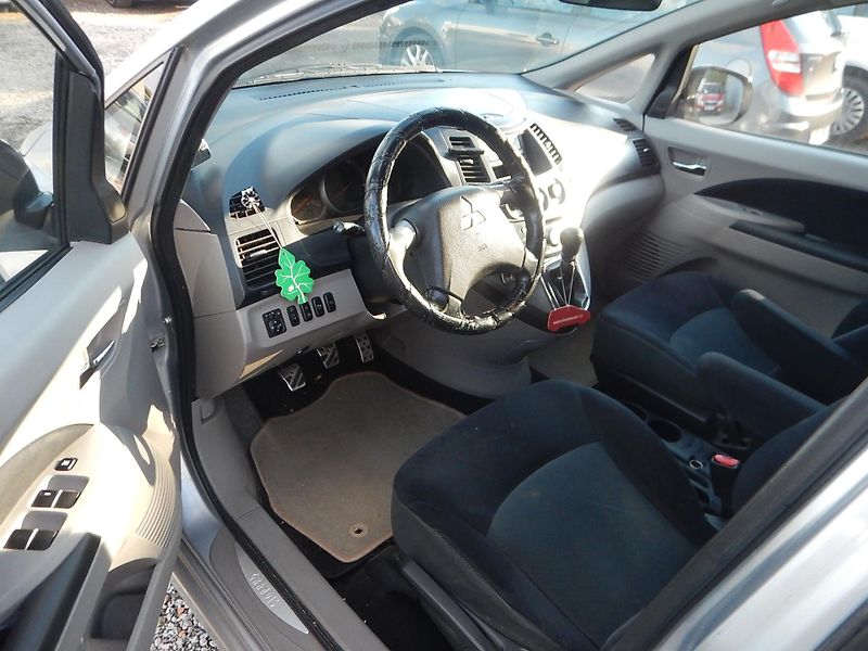 Mitsubishi Grandis 2.0 DI-D, KLIMA, 7 MÍST - fotka 9 z 26