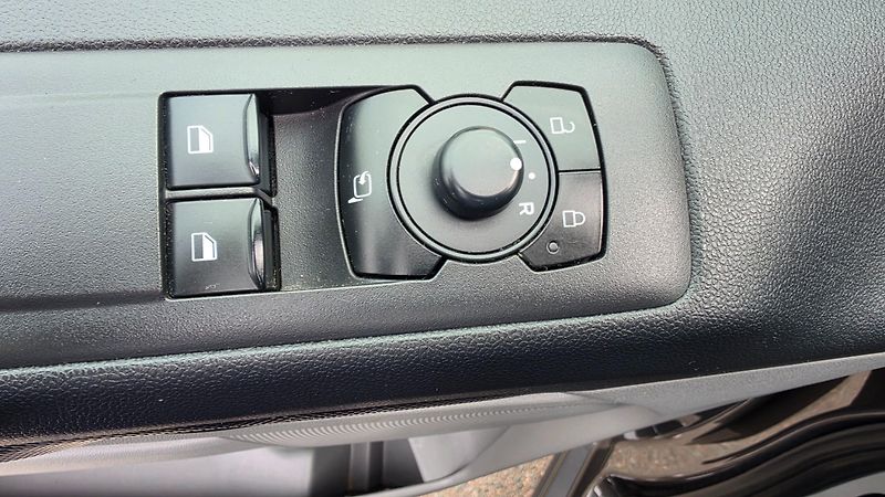 Ford Transit Custom (2025) VAN L2 - 3 místa-2,0 125kw/170 - fotka 13 z 26