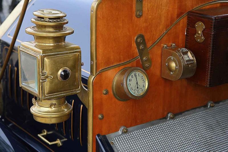 Krása a elegance starých strojů na veteránské vyjížďce plzeňského Veteran Car Clubu v Radobyčicích.