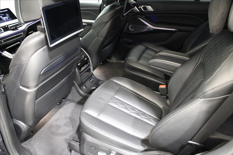 BMW X7 4,4 xDrive M50i - fotka 14 z 40