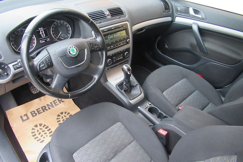 Škoda Octavia 2.0 TDi AUT.KLIMA VYHŘÍV.SED. - fotka 9 z 18