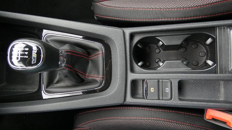 Škoda Octavia Combi 2.0 TSI RS 180kW - fotka 18 z 26