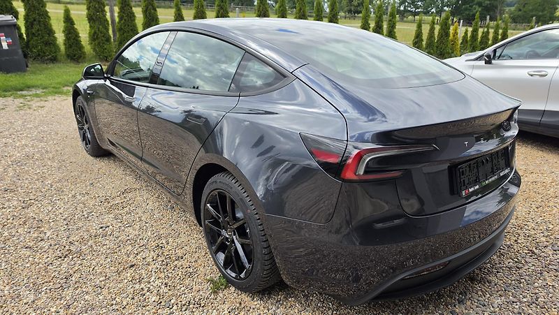 Tesla Model 3 (2025) - fotka 3 z 12