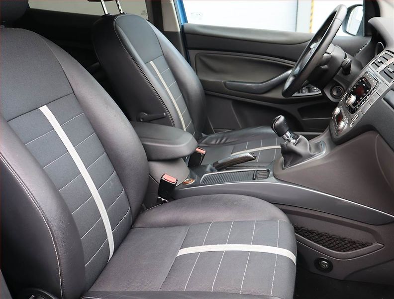 Ford Kuga (2009) Titanium 2.0 TDCi, 4X4 - fotka 9 z 16