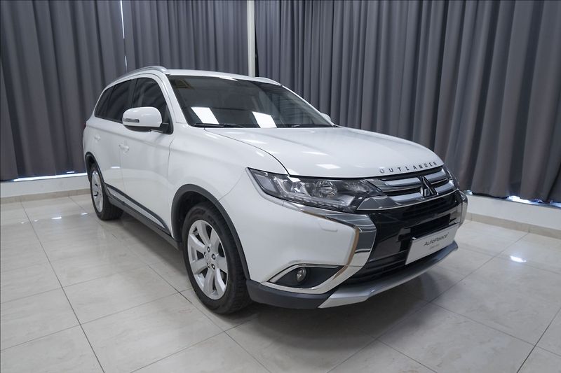 Mitsubishi Outlander 2,0 MIVEC AWD AT INTENSE ČR - fotka 3 z 33