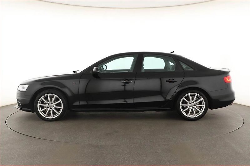 Audi A4 (2015) 2.0 TDI, Navi, Bi-Xenony - fotka 3 z 16
