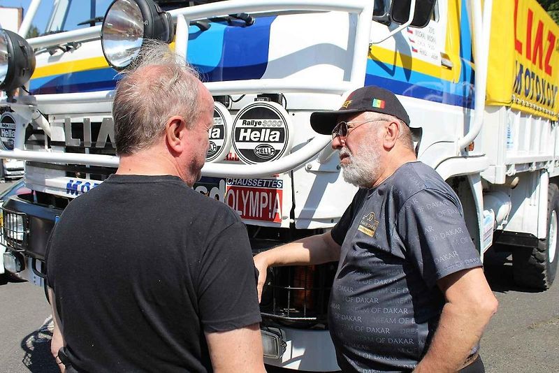 V Litvínově se uskutečnil již osmý sraz historických vozidel. Letos na něj poprvé přijel legendární jezdec z Dakaru a někdejší závodník ve Formuli Easter Jiří Moskal. Na snímku je v rozhovoru s jedním z návštěvníků.