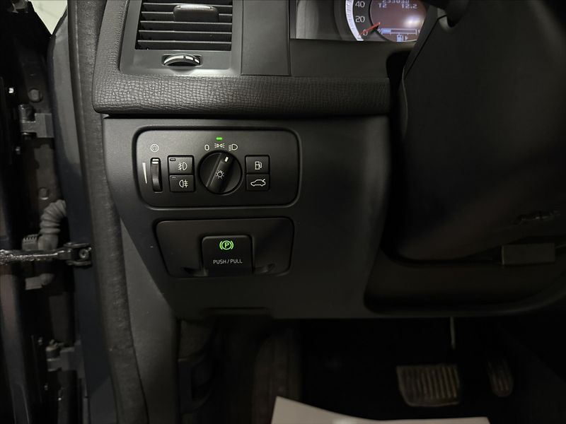 Volvo XC60 2,4   D5 AWD SUMMUM XENON - fotka 14 z 39
