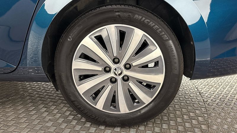 Škoda Superb 2.0 TDI DSG Style Combi - fotka 19 z 26